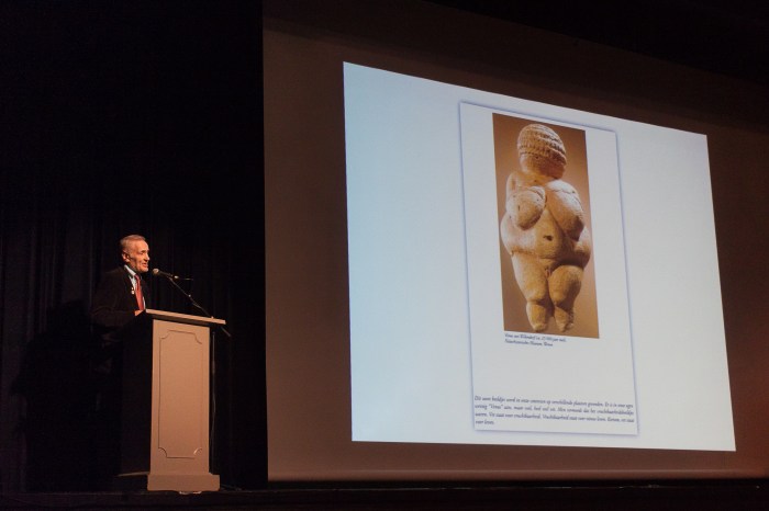Toon Goossens tijdens een lezing over De Vrouw in Ons